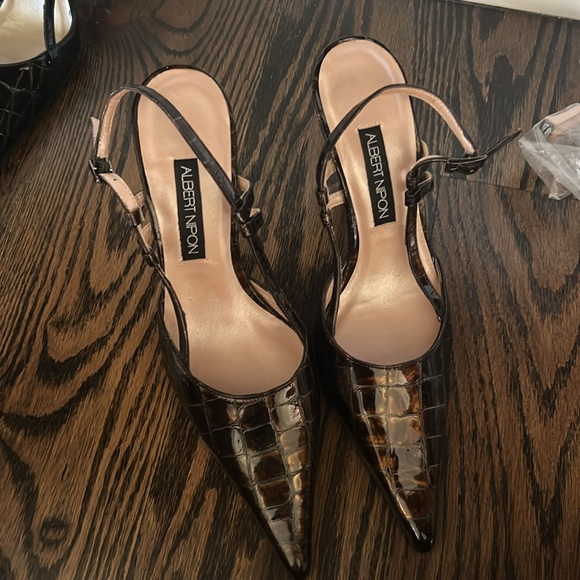 Pointed toe patent leather sling backs with brown crock print - Picture 2 of 5